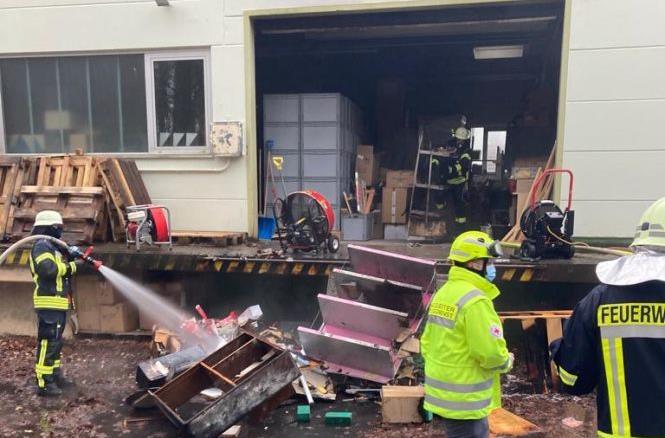 Feuer in Lagerhalle - Vimarsana News