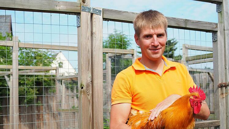 Daniel Karl hält seinen Hahn Henri, dessen Vater Hansi und 15 Hennen auf  seinem Grundstück. Damit die Hähne sich nicht bekämpfen, ist das Gehege geteilt.