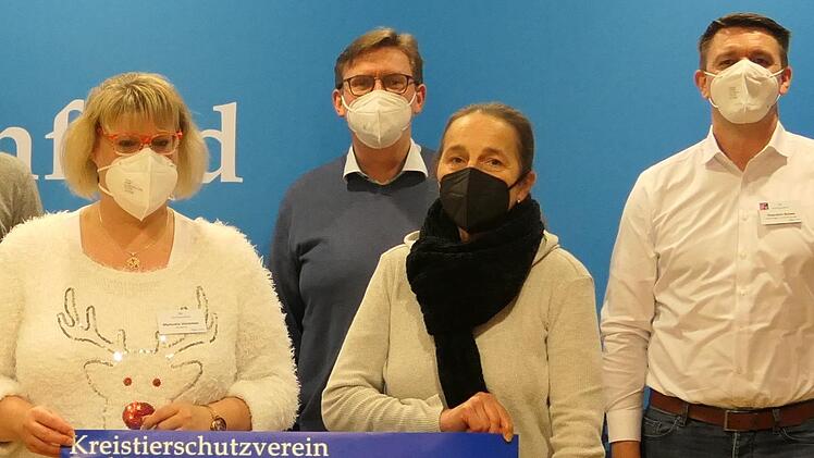 2000 Euro erhielt  das Tierheim Wannigsmühle: (von links) Heiligenfeld-Patin Manuela Hümmer, Heiligenfeld-Geschäftsführer Stephan Greb, Leiterin des Tierheims Wannigsmühle, Ursula Boehm, und der Moderator der Weihnachtsspendenaktion, Thorsten Stüwe.