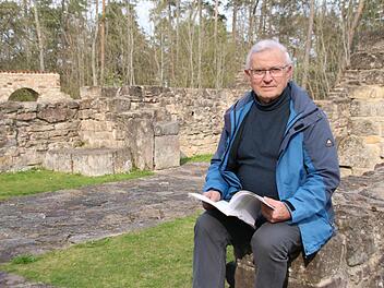 Bertram Becker an der Kirchenruine auf dem Michelsberg, einer seiner Lieblingsplätze. Foto: Thomas Malz/Archiv
