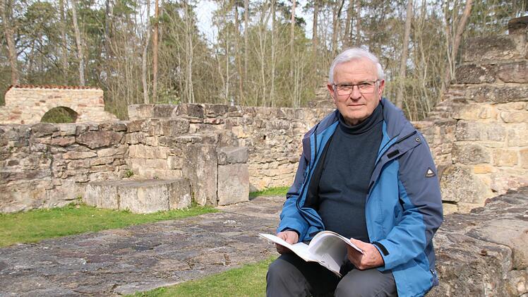 Bertram Becker an der Kirchenruine auf dem Michelsberg, einer seiner Lieblingsplätze. Foto: Thomas Malz/Archiv