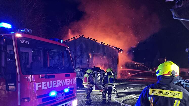 Emskirchen: 110 Feuerwehrleute kämpfen gegen Scheunenbrand - ein Verletzter