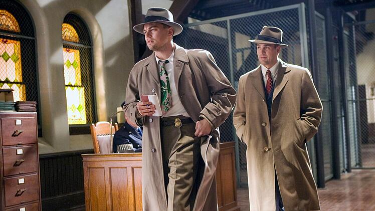 Teddy Daniels (Leonardo DiCaprio, links) und Partner Chuck (Mark Ruffalo) f&auml;llt es nicht leicht, auf "Shutter Island" einen klaren Kopf zu bewahren.