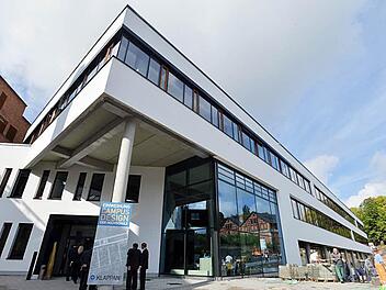 Unter dem vorspringenden Obergeschoss geht es ins Foyer des neuen Hochschulgebäudes. Die Tonnengewölbe des alten Kellers blieben erhalten. Darin befinden sich nun die Werkstätten.