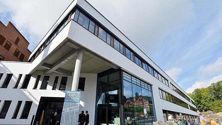 Unter dem vorspringenden Obergeschoss geht es ins Foyer des neuen Hochschulgebäudes. Die Tonnengewölbe des alten Kellers blieben erhalten. Darin befinden sich nun die Werkstätten.