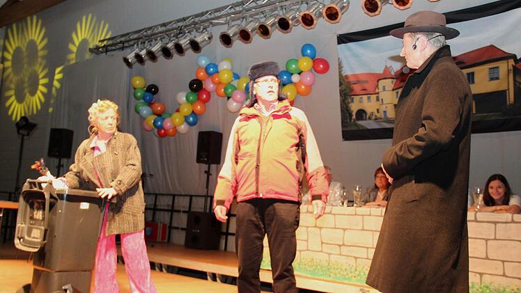 Ein mitleidiger Herr (Armin Goß) beobachtet das arme Paar und schenkt ihm 50 Euro, damit es Weihnachten feiern kann.