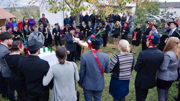 Die Kirmesgesellschaft versammelt "in der Linde". Hier trägt der älteste Kirmesbursch Manuel Wießner den Spruch vor. Foto: Jürgen Hüfner