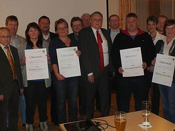 Die Vertreter der prämierten Ortschaften nahmen die Urkunden entgegen. Foto: Karl-Heinz Panzer