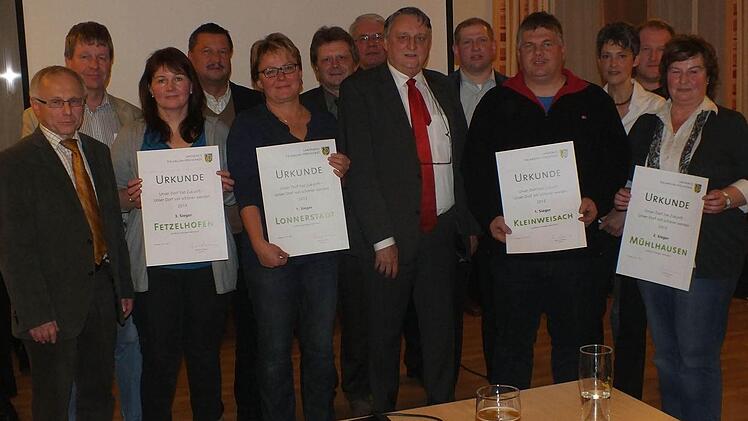 Die Vertreter der prämierten Ortschaften nahmen die Urkunden entgegen. Foto: Karl-Heinz Panzer