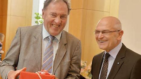 Seit 30 Jahren gehört der Scheßlitzer Bürgermeister Franz Zenk (links) dem Kreistag an. Landrat Denzler dankte mit einem Präsent.