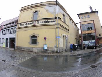 Bei der Sanierung des Brauhaus-Geländes soll das sanierte Endres-Haus (links) als Bezugspunkt Orientierung geben. Foto: Josef Hofbauer