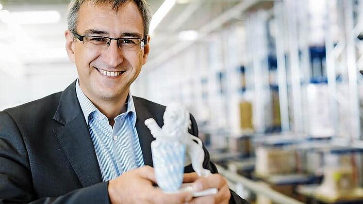Volker Mitlacher präsentiert den weißen Porzellanlöwen im Lager von Systeam.  Fotos: Hendrik Steffens