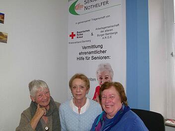 Inge Kunzmann (links) und Maria Haselmann (rechts) organisieren im Seniorenbüro Nothelfer den Einsatz von Ehrenamtlichen wie Monika Lamprecht. Foto: Marion Krüger-Hundrup