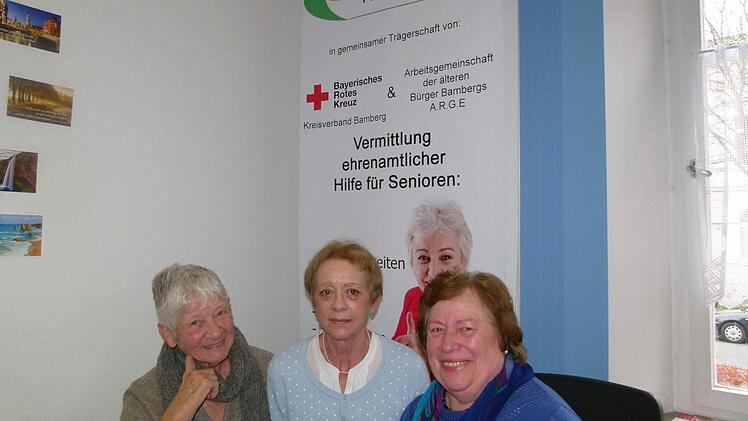 Inge Kunzmann (links) und Maria Haselmann (rechts) organisieren im Seniorenbüro Nothelfer den Einsatz von Ehrenamtlichen wie Monika Lamprecht. Foto: Marion Krüger-Hundrup
