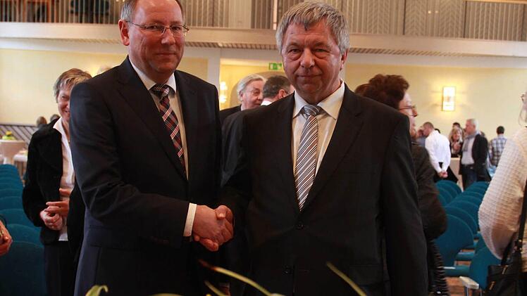 Der "Neue" und der "Alte" - diese Ablöse kennen die beiden schon: Während seiner Dienstzeit hat Jürgen Fuchs (links) Franz-Josef Weingart bereits dreimal in seiner Funktion beerbt. Seit vier Monaten ist Jürgen Fuchs neuer Leiter des Bad Kissinger Finanzamtes.  Fotos: Carmen Schmitt