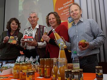 Monika Mützel, Pater Shay Cullen, Michaela Drescher und Martin Lang präsentieren verschiedene Mango-Produkte. Foto: Arkadius Guzy