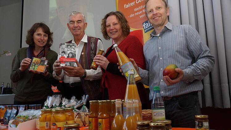 Monika Mützel, Pater Shay Cullen, Michaela Drescher und Martin Lang präsentieren verschiedene Mango-Produkte. Foto: Arkadius Guzy