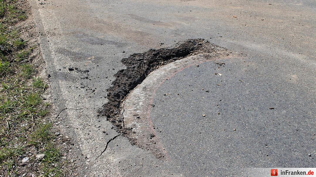 Traktor überschlägt sich bei Lankendorf - Fahrer schwer verletzt