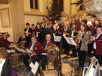 Der gemischte Chor des Gesangvereins 1868 Teuschnitz begeisterte die Zuhörer mit Liedbeiträgen bei der "Fränkischen Weihnacht" in Küps. Foto: Dieter Wolf
