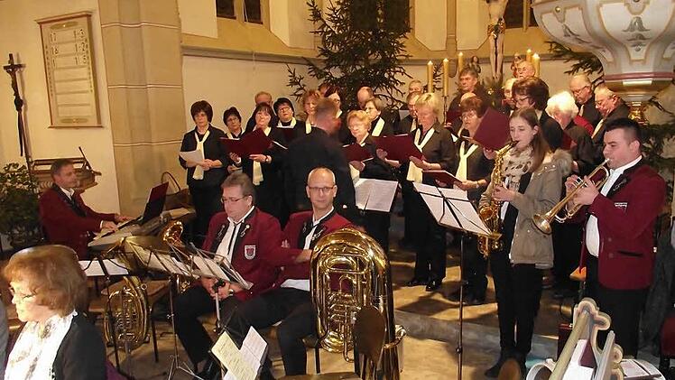 Der gemischte Chor des Gesangvereins 1868 Teuschnitz begeisterte die Zuhörer mit Liedbeiträgen bei der "Fränkischen Weihnacht" in Küps. Foto: Dieter Wolf