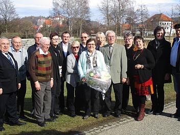 Mathilde Hutzl (Mitte mit Blumen) feierte 70. Geburtstag. Im Kreise der Gratulanten war auch der Ehrenvorsitzende des CSU-Orts- und Kreisverbands Heinz Hausmann(links). Foto: K.-H. Hofmann