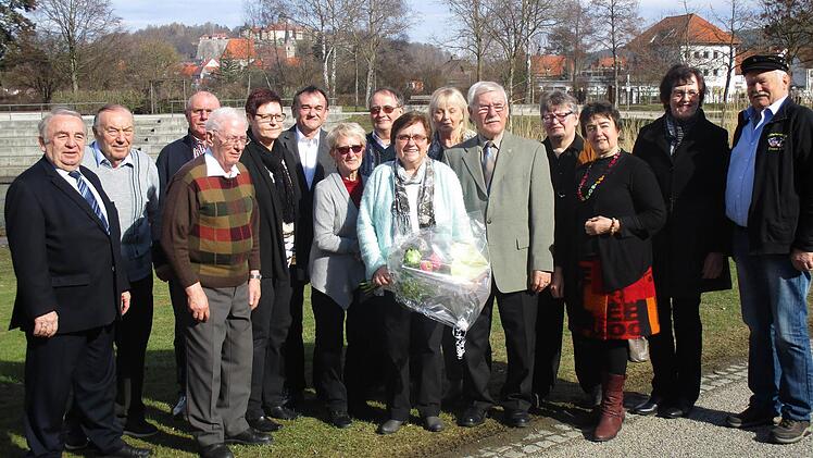 Mathilde Hutzl (Mitte mit Blumen) feierte 70. Geburtstag. Im Kreise der Gratulanten war auch der Ehrenvorsitzende des CSU-Orts- und Kreisverbands Heinz Hausmann(links). Foto: K.-H. Hofmann