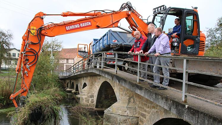 Umweltreferent Klaus Schebler, Bürgermeister Helmut Blank und Ortssprecher Christian Beck (von links) beobachten die Arbeiten an der Lauer. Holger Reichert bedient den Bagger. Thomas Malz