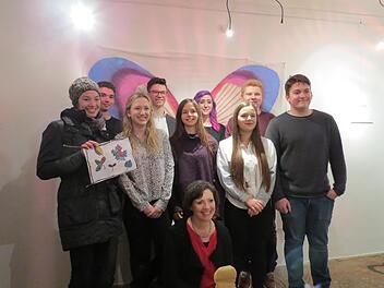 Das P-Seminar (von links): Selina Gessner, Samuel Günther, Lea Krickel, Max Birkelbach, Stella Mangold, Eileen Hetterich, Marie Poppe, Felix Weigand, Dominik Braun. Vorne kniet die Kursleiterin und Kunstlehrerin Regine Merz. Foto: Jonathan Bauer