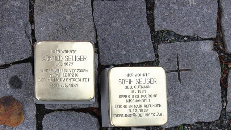Arnold und Sofie Seliger sind die beiden Gedenksteine vor der Lichtenfelser Synagoge gewidmet. Sie mussten die Gräueltaten in der Pogromnacht unmittelbar miterleben.