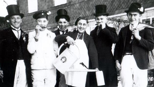 Die beiden schwarz-wei&szlig; Bilder zeigen "Pfeffera" Mitte des vorigen Jahrhunderts in Birnbaum. Das Bild rechts unten zeigt schneidige Pfefferburschen aus Neufang, die sich auch noch im 21. Jahrhundert der Tradition verbunden f&uuml;hlen. Repros: Marco Beetz und Lukas M&uuml;ller