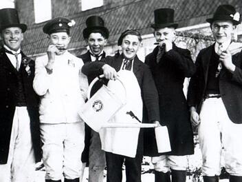 Die beiden schwarz-wei&szlig; Bilder zeigen "Pfeffera" Mitte des vorigen Jahrhunderts in Birnbaum. Das Bild rechts unten zeigt schneidige Pfefferburschen aus Neufang, die sich auch noch im 21. Jahrhundert der Tradition verbunden f&uuml;hlen. Repros: Marco Beetz und Lukas M&uuml;ller