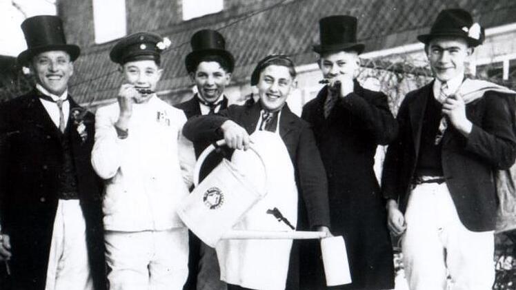 Die beiden schwarz-wei&szlig; Bilder zeigen "Pfeffera" Mitte des vorigen Jahrhunderts in Birnbaum. Das Bild rechts unten zeigt schneidige Pfefferburschen aus Neufang, die sich auch noch im 21. Jahrhundert der Tradition verbunden f&uuml;hlen. Repros: Marco Beetz und Lukas M&uuml;ller