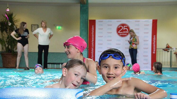Schwimmaktion der Sinnberg Grundschule mit Franziska van Almsick im Hotel Sonnenhügel. Foto: Benedikt Borst