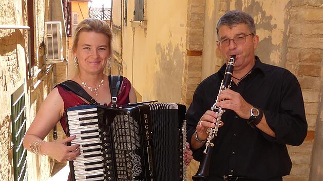 Das Duo "Sing Your Soul" spielt am 27. Juli im Staatsbad.