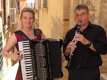 Das Duo "Sing Your Soul" spielt am 27. Juli im Staatsbad.