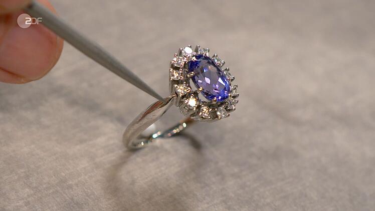 Zuerst war Experte Patrick Lessmann an der Reihe. Vor ihm lag ein Goldring mit insgesamt zwölf Diamanten.