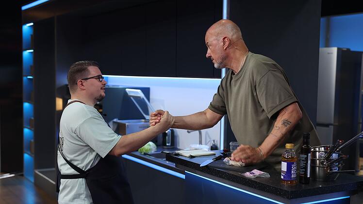 Frank Rosin coacht Paul Sch&uuml;tz erfolgreich durchs Entscheidungs-Kochen.