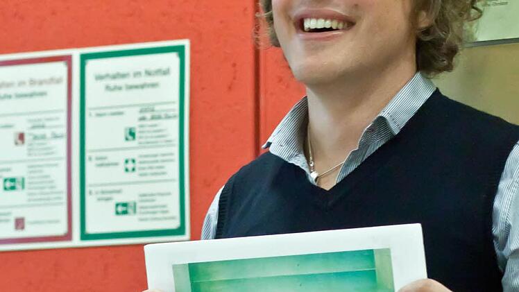 Alessandro Talevi mit einer Bühnenbildskizze von Tobias Hoheisel.