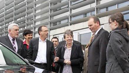 Die in Coburg entwickelten Kraftstoffe werden inzwischen auch schon in der Praxis erprobt (von links): Coburgs Zweiter Bürgermeister Norbert Tessmer, Hochschulpräsident Professor Michael Pötzl, Ministerin Hendricks und Hochschulvizepräsdient Professor Jürgen Krahl, gleichzeitig zuständig für die Kraftstoffentwicklung