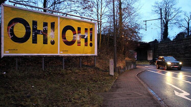 Der Werber auf den Plakaten hat unbeabsichtigt, aber frühzeitig die kommende Situation erkannt. Die Durchfahrt "Martinsbühler Straße" wird für drei Jahre gesperrt.  Foto: Michael Busch