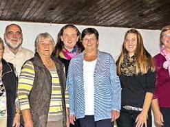 Vorsitzende Maria Egglseder (Zweite von rechts) würdigte Werner App, Siegfried Wilhelm, Alina Busch (hinten von links), Marliese Nastvogel, Bilhilde Pflaum, Maria Klarmann, Laura Martin und Simone Hamann (vorne von links) für ihre langjährige Vereinstreue.  Foto: Christian Ziegler