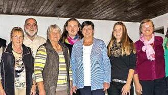 Vorsitzende Maria Egglseder (Zweite von rechts) würdigte Werner App, Siegfried Wilhelm, Alina Busch (hinten von links), Marliese Nastvogel, Bilhilde Pflaum, Maria Klarmann, Laura Martin und Simone Hamann (vorne von links) für ihre langjährige Vereinstreue.  Foto: Christian Ziegler