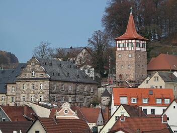 Ein schönes Bild: Das Gerüst ist fast weg und der Blick auf den bisher verhüllten Roten Turm bietet wieder freigegeben. Foto: Stephan Tiroch
