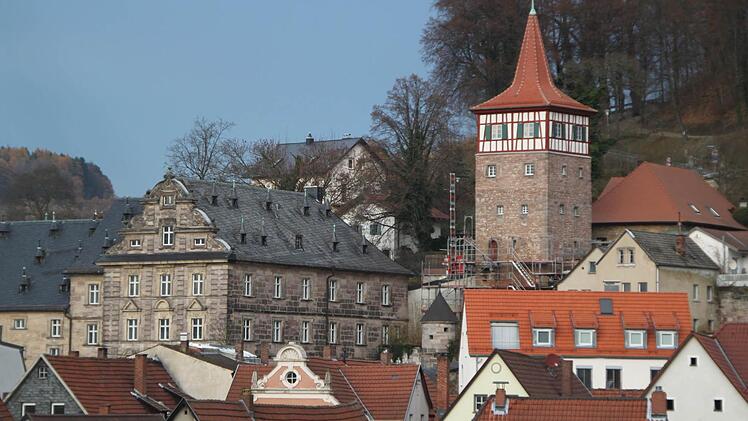 Ein schönes Bild: Das Gerüst ist fast weg und der Blick auf den bisher verhüllten Roten Turm bietet wieder freigegeben. Foto: Stephan Tiroch