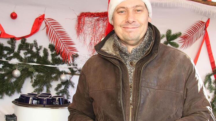 Bürgermeister Roland Wolfrum schenkt Glühwein. Foto: Sonny Adam