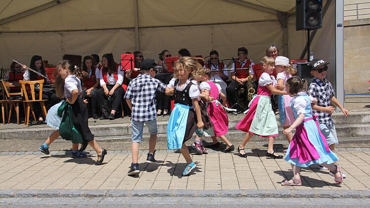 Die "Concordia-Kids" wirbelten mit flotten Tänzen trotz Sommerhitze und ernteten reichlich Beifall. Fotos: Helmut Will