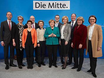 Bundeskanzlerin  Angela Merkel (M) sellt sich mit den CDU-Ministern und Staatssekret&auml;ren im Kabinett einer m&ouml;glichen neuen gro&szlig;en Koalition f&uuml;r ein Gruppenfoto. (l-r) Hendrik Hoppenstedt (Staatsminister f&uuml;r die Zusammenarbeit von Bund und L&auml;ndern), Anja Karliczek (Ministerin f&uuml;r Bildung und Forschung), Annegret Kramp-Karrenbauer (Generalsekret&auml;rin), Peter Altmaier (Wirtschaftsminister), Ursula von der Leyen (Verteidigungsministerin), Jens Spahn (Gesundheitsminister), Julia Kl&ouml;ckner (Agrarmini...