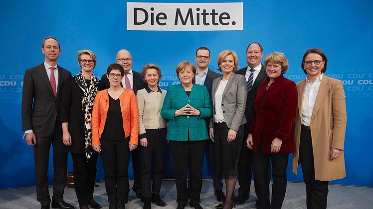 Bundeskanzlerin  Angela Merkel (M) sellt sich mit den CDU-Ministern und Staatssekret&auml;ren im Kabinett einer m&ouml;glichen neuen gro&szlig;en Koalition f&uuml;r ein Gruppenfoto. (l-r) Hendrik Hoppenstedt (Staatsminister f&uuml;r die Zusammenarbeit von Bund und L&auml;ndern), Anja Karliczek (Ministerin f&uuml;r Bildung und Forschung), Annegret Kramp-Karrenbauer (Generalsekret&auml;rin), Peter Altmaier (Wirtschaftsminister), Ursula von der Leyen (Verteidigungsministerin), Jens Spahn (Gesundheitsminister), Julia Kl&ouml;ckner (Agrarmini...