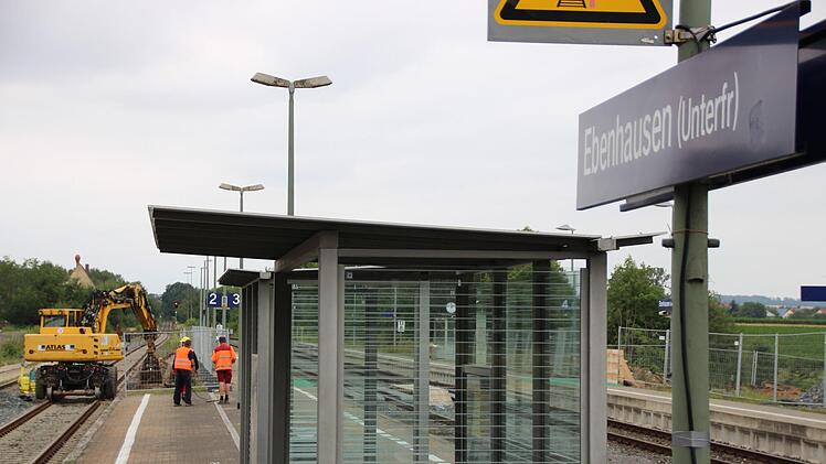 Nach zwei Wochen Zwangspause sind die Arbeiten am Bahnhof Ebenhausen wieder angelaufen. Foto: Benedikt Borst
