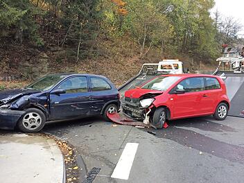 Beide am Unfall beteiligten Fahrzeuge wurden schwer beschädigt. Die Opelfahrerin wurde im Bereich des Kopfes schwer verletzt. Foto: Andreas Schmitt